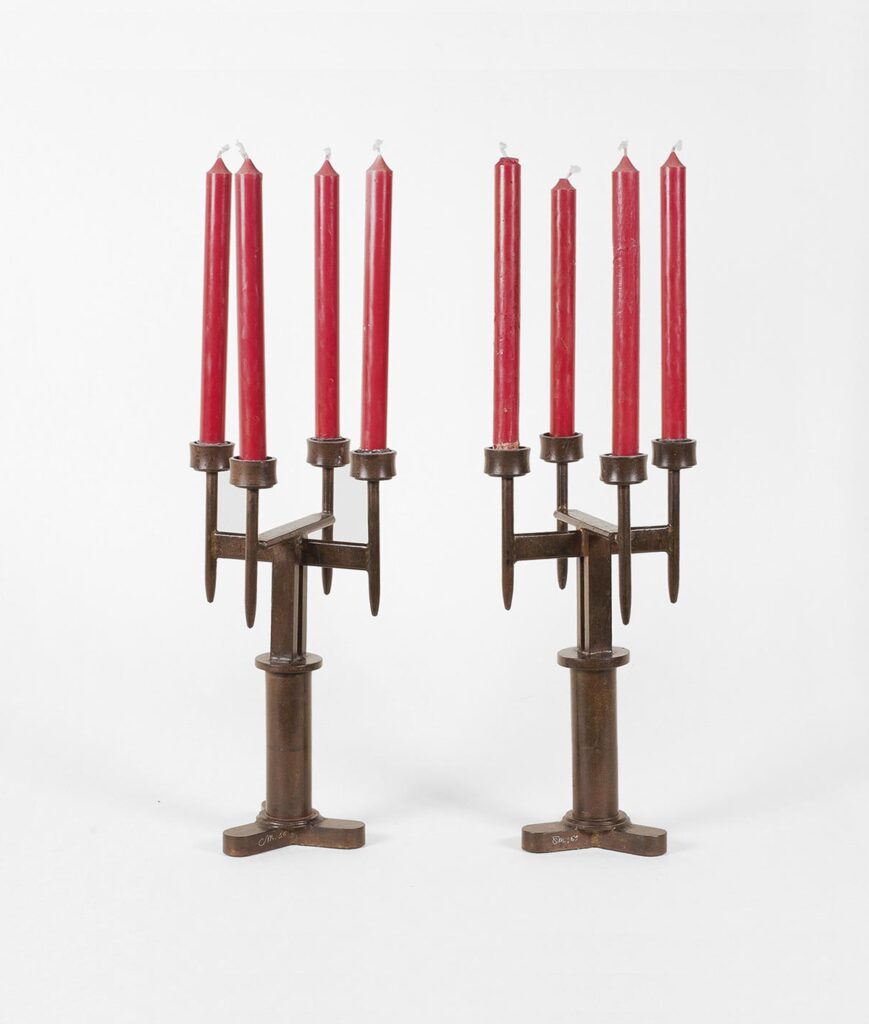 Deux bougeoirs - 1965, acier, 33x16 cm